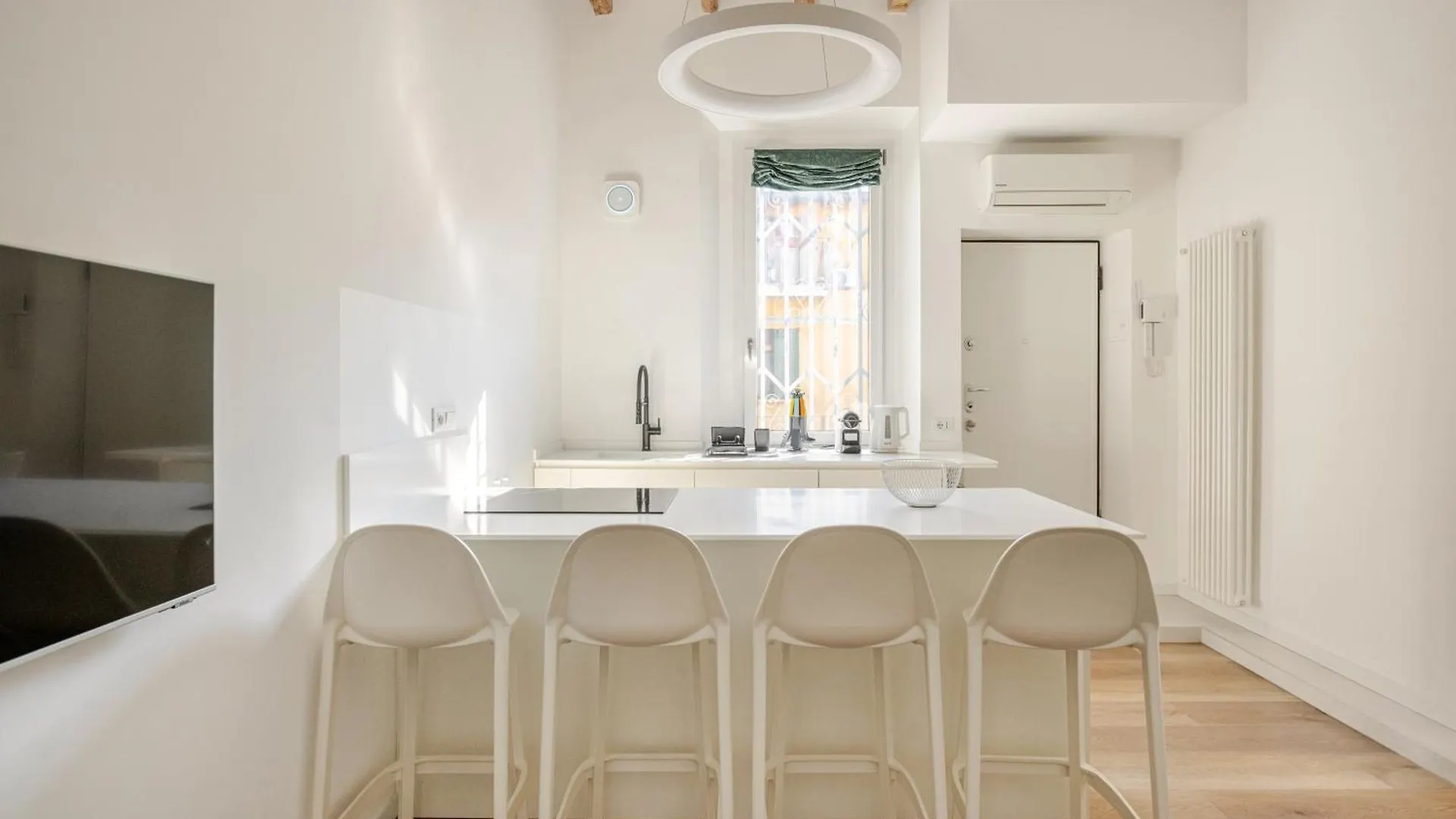 Design And Comfort In Isola In The Heart Of Milan contacts